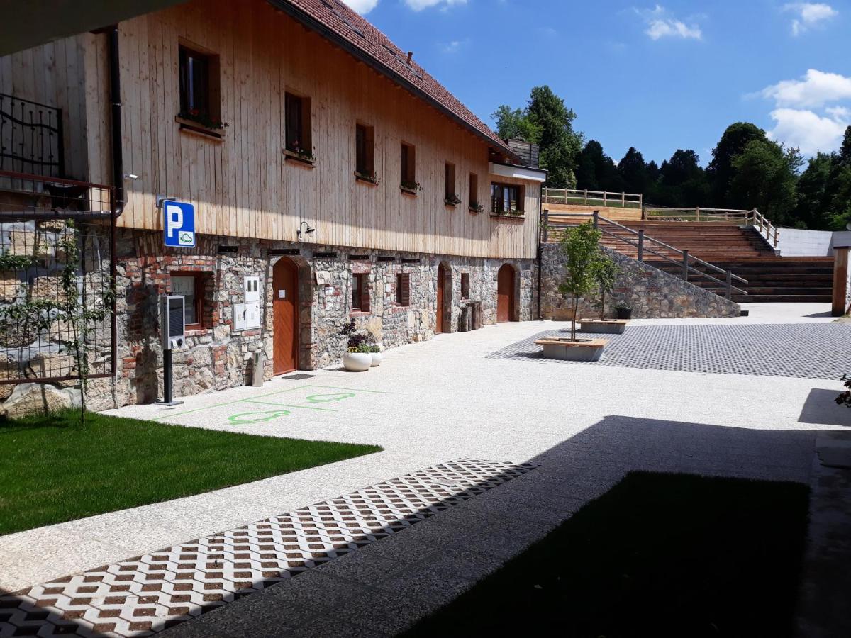 youth hostel arsviva Stari Trg pri Lozu Exterior foto