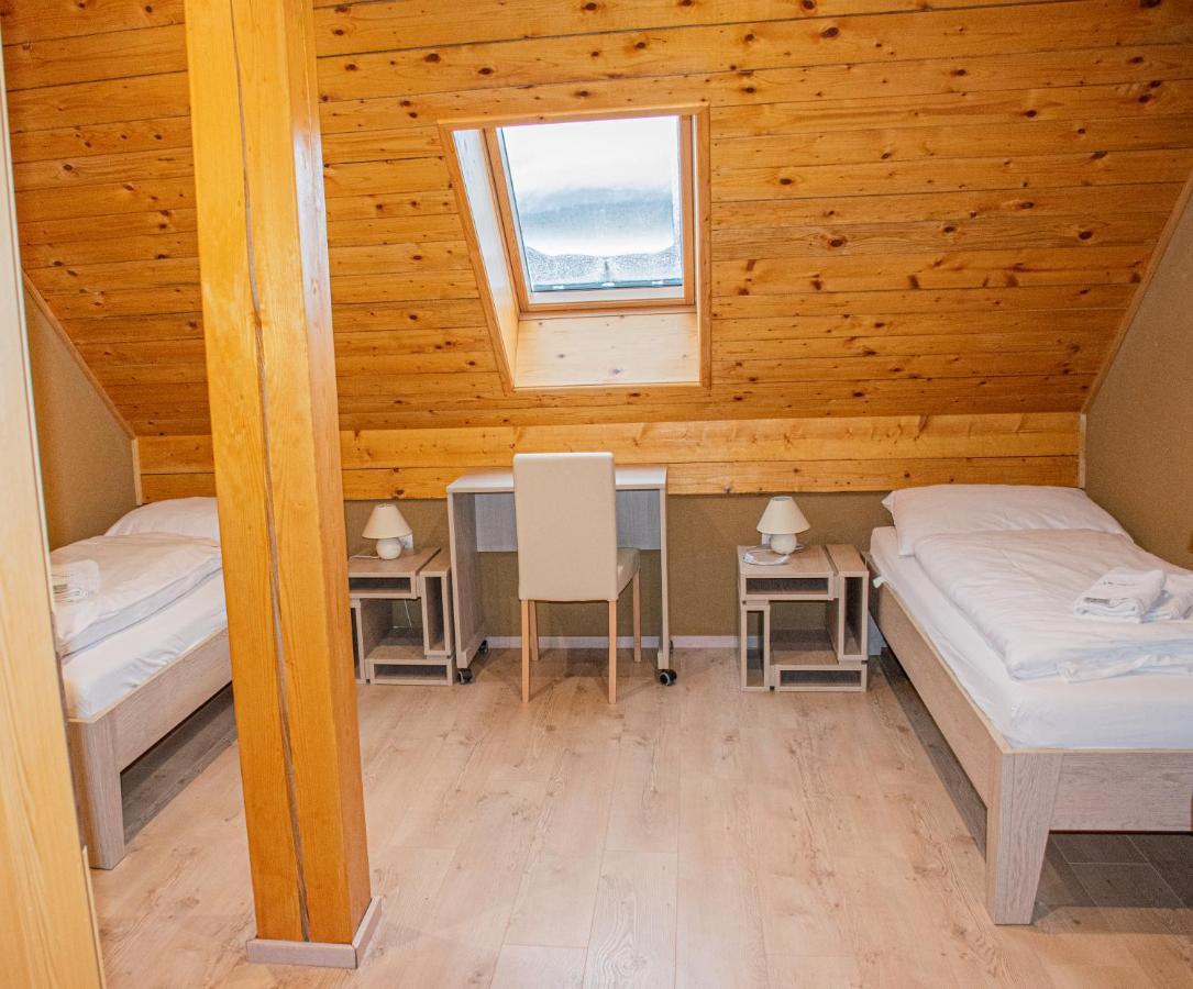 youth hostel arsviva Stari Trg pri Lozu Exterior foto