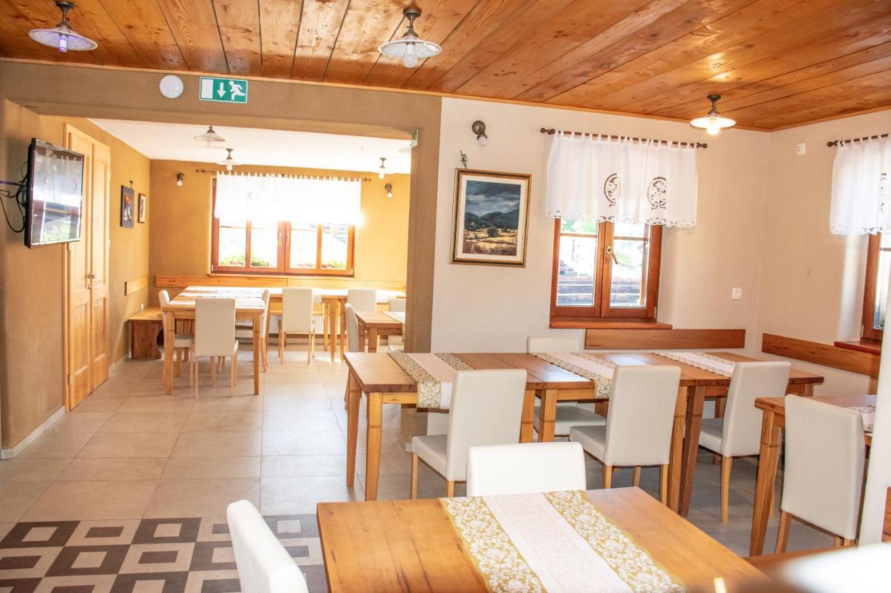 youth hostel arsviva Stari Trg pri Lozu Exterior foto