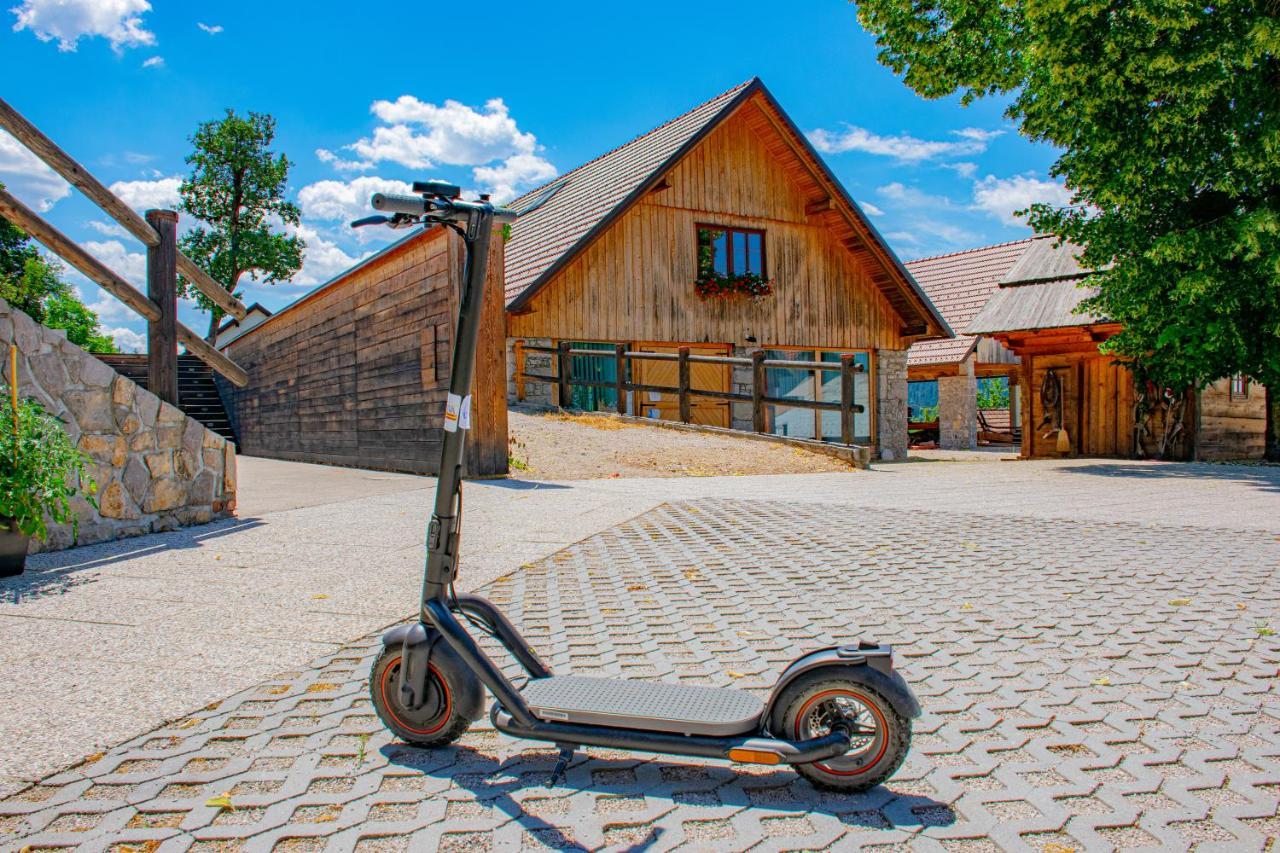 youth hostel arsviva Stari Trg pri Lozu Exterior foto