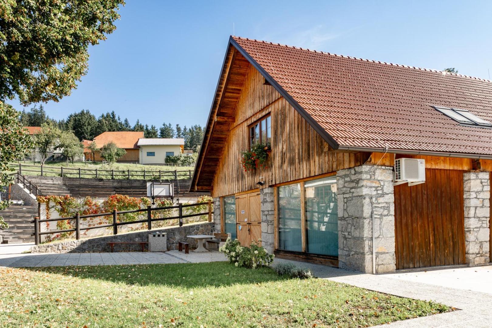 youth hostel arsviva Stari Trg pri Lozu Exterior foto