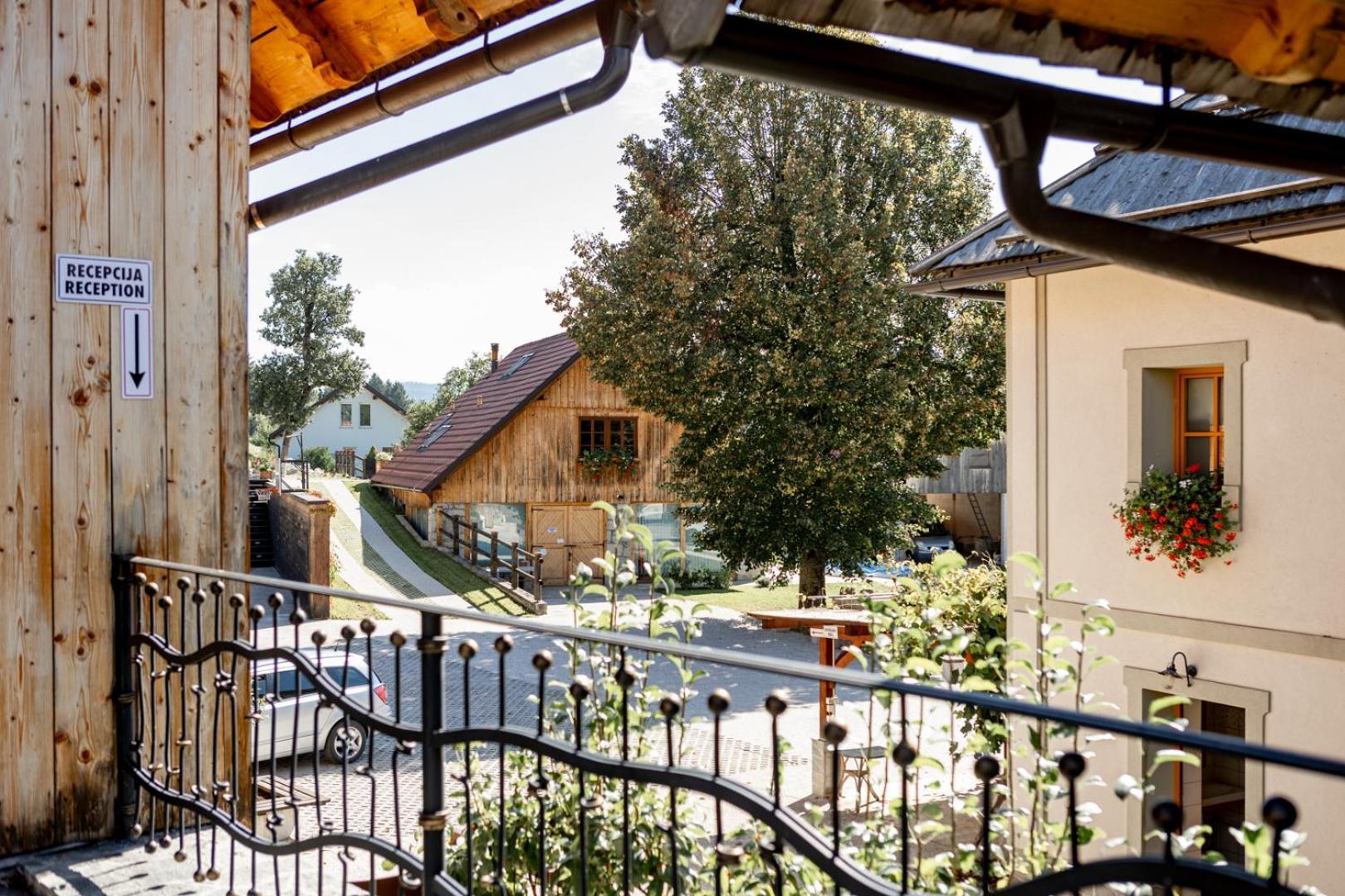youth hostel arsviva Stari Trg pri Lozu Exterior foto