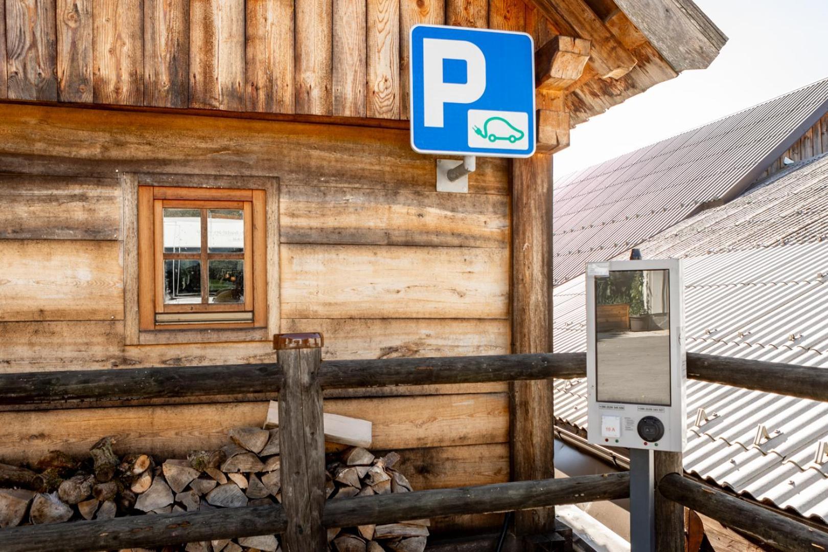 youth hostel arsviva Stari Trg pri Lozu Exterior foto
